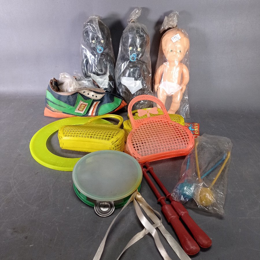 Lote de Juguetes: Muñecas, Zapatilla Deportiva, Pandereta y Accesorios
