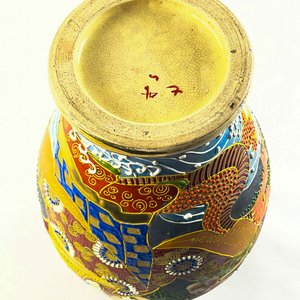 Florero Oriental de Porcelana con Figura y Diseño Intrincado - imagen 4
