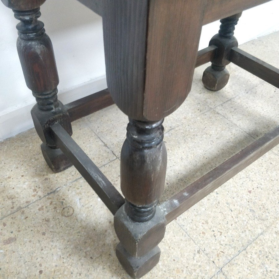 Mesa de sala en madera con patas torneadas y contorno de tapa trabajado en relieves - imagen 5
