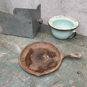 Lote siguiente: Cajón de Chapa de Almacén, Pelela Esmaltada y Plancha de Hierro Antigua