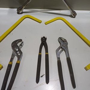 Juego de Herramientas: Llave Cruz, Pinzas y Arcos de Sierra - imagen 2