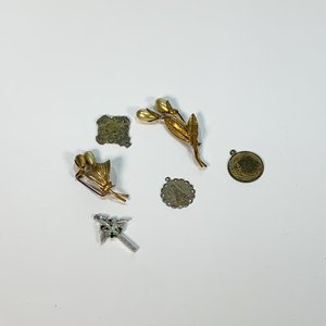 Lote anterior: Lote de 6 Piezas: 3 Medallas Religiosas y 3 Prendedores Vintage