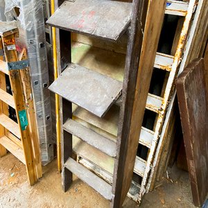 Dos Escaleras de Madera: Marrón y Amarilla con Detalles - imagen 4
