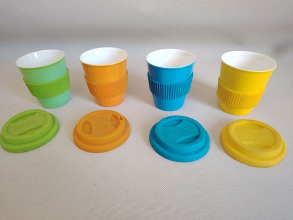 Juguetes para niños: Conjunto de cuatro vasos de cerámica con tapas de silicona - imagen 1