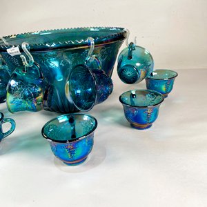 Ponchera Azul con 11 Tazas de Vidrio Iridescente con Diseño de Uvas - imagen 3