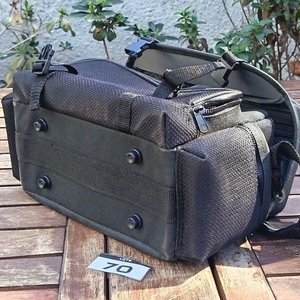 Bolso Acolchado Para Cámara o Equipo Audiovisual Marca ZAMKO, con Correa, Cierres y Divisiones Interiores - Con detalles de Uso - imagen 5