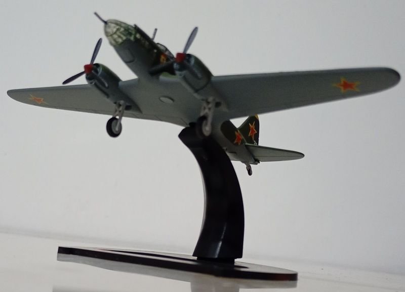 Modelo a escala del avión ILYUSHIN IL-4 soviético de la Segunda Guerra Mundial - imagen 7