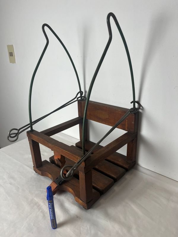 Lote siguiente: Hamaca de madera con diseño antiguo y detalles artesanales