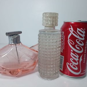 Espejo Antiguo Metálico con Relieves Florales y Tres Frascos de Perfume Vintage - imagen 4