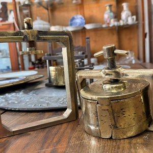 Lote de 3 Prensas Odontológicas Antiguas de Bronce y Metal - imagen 3