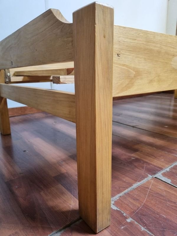 Cama de madera antigua con estructura y tablas - imagen 6