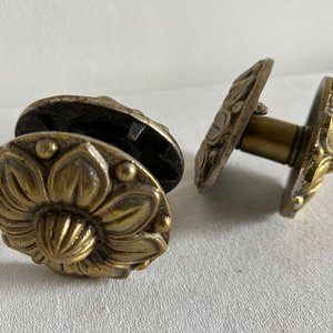 Par de Manijas Antiguas de Bronce Macizo con Diseño Floral - imagen 2