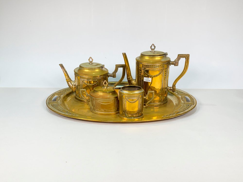 Lote anterior: Conjunto de té en metal dorado con decoración de guirnaldas