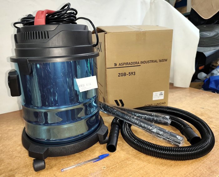 Aspiradora Industrial con Motor de 1600W y Tanque de Agua - imagen 2