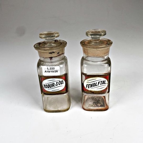 Dos Frascos de Farmacia Antiguos de Vidrio con Tapones - imagen 1