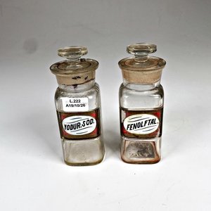 Dos Frascos de Farmacia Antiguos de Vidrio con Tapones - imagen 1