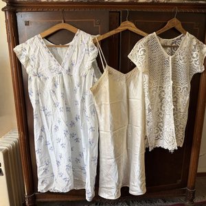 Lote de 3 Prendas: Camisón Estampado, Camisón Satinado Crudo y Blusa de Encaje Blanca - imagen 1