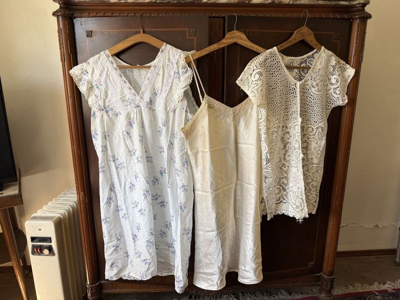 Lote de 3 Prendas: Camisón Estampado, Camisón Satinado Crudo y Blusa de Encaje Blanca