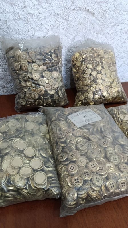Botones de Oro Variedad de Tamaños y Diseños - imagen 2