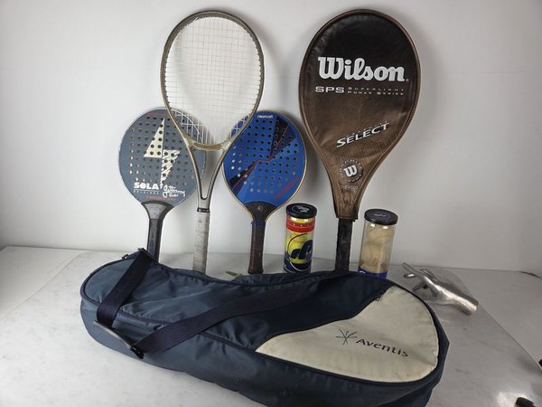 Equipamiento de Tenis y Padel con Raquetas y Pelotas