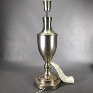 Lámpara de Mesa Metálica Cromada Clásica Funcional - imagen 4