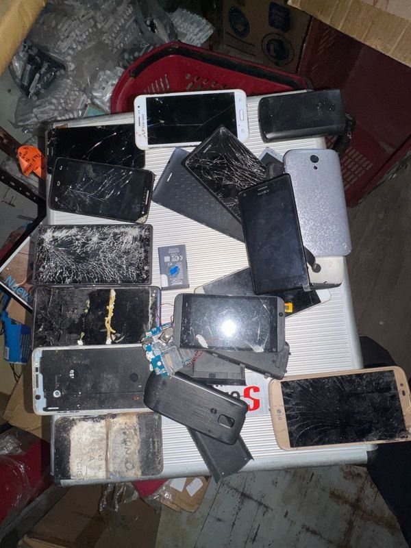 Lote de Celulares y Tablets Dañados para Repuestos o Reparación