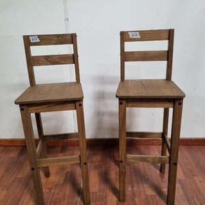Lote siguiente: Banquetas Altas de Madera con Respaldo - Set de 2