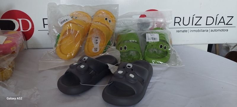 Zapatillas negras y juguetes para niños