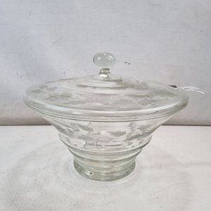 Lote siguiente: Elegante Ponchera de Vidrio con Tapa y Cucharón Decorados con Flores