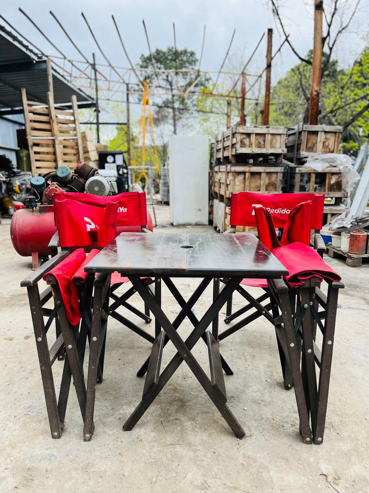 Juego de Patio Plegable Pedidos Ya: Mesa Extensible y 4 Sillas Rojas