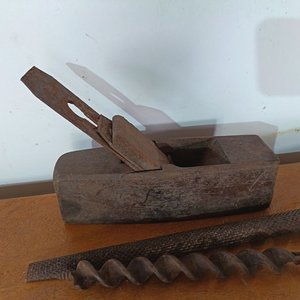 Cepillo de carpintero, escofina, barreno y abrazadera antigua - imagen 2