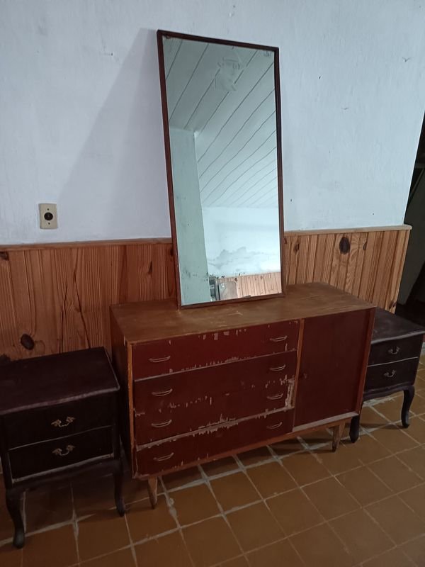 Cómoda,dos mesas de luz, espejo - imagen 1