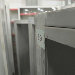 Mueble Exhibidor Claro con Fondo Perforado y Base Cerrada - imagen 2