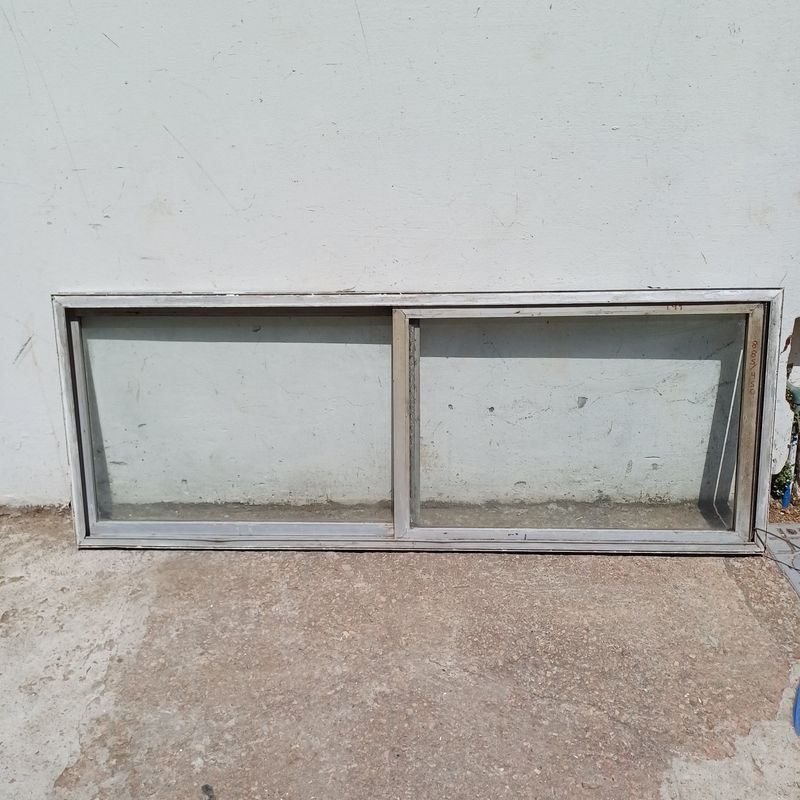 Ventana en carpintería de aluminio con paño fijo central y dos banderolas laterales - imagen 5