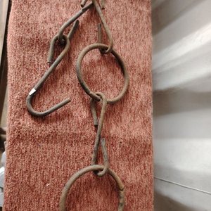 Gancho Antiguo de Hierro Forjado con Cadenas y Argollas - imagen 2
