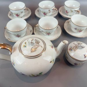 Lote siguiente: Juego de Té Porcelana con Tazas, Teteras y Azucarera