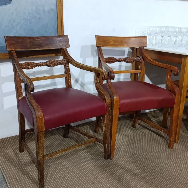 Par de Butacas Estilo Regency Inglés en Madera Maciza Tallada con Tapizado Rojo