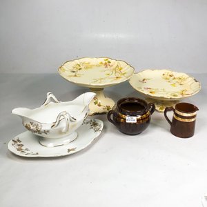 Lote anterior: Conjunto de Porcelana: 2 Centros de Mesa, Jarrita, Azucarero y Salsera