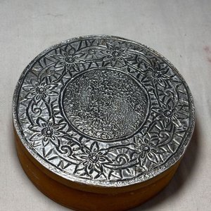 Lote de Adornos y Cajas Antiguas: Bicicletas de Hierro, Ceniceros y Estuches Decorativos - imagen 15