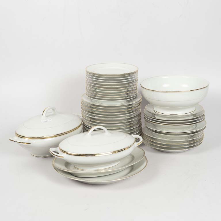 44 Piezas de porcelana francesa fondo blanco borde dorado. Algunos bordes gastados.  - Medidas: Plato de lunch 20cm