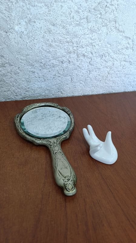 Lote siguiente: Antiguo Espejo Biselado de Mano con marco de oro/bronce y borde verde