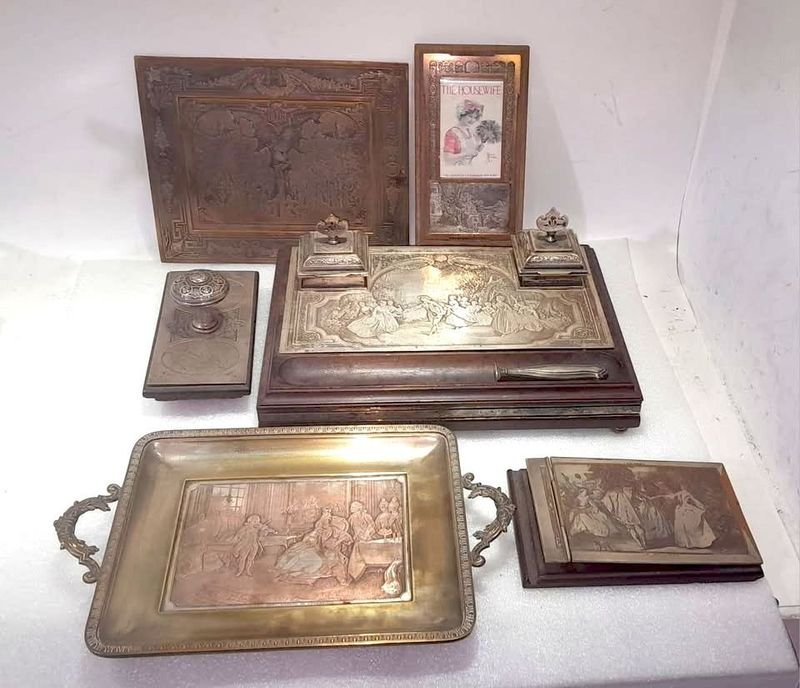 Lote siguiente: Escribanía Francesa del Siglo XIX con Gravados en Bronce