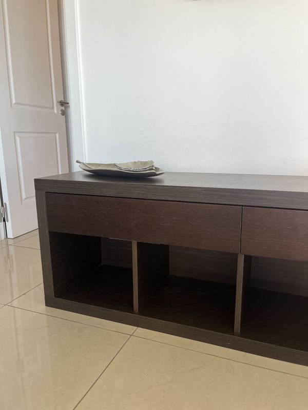 Cómoda de madera enchapada wengue con decoración - imagen 2
