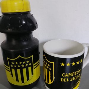 Lote siguiente: Taza y Botella Deportiva Negra con Estrellas Amarillas