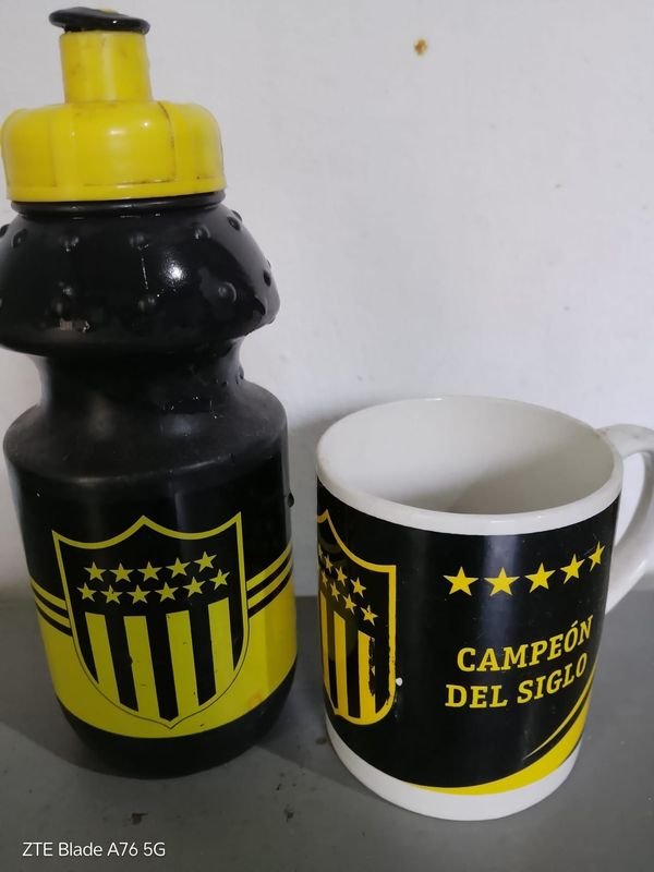 Taza y Botella Deportiva Negra con Estrellas Amarillas