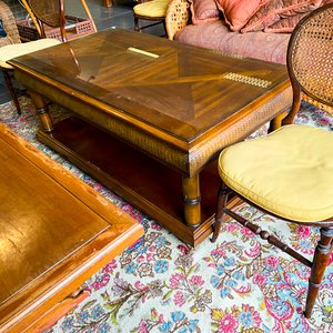 Sofá de mimbre con almohadones y mesa ratona de madera - imagen 3