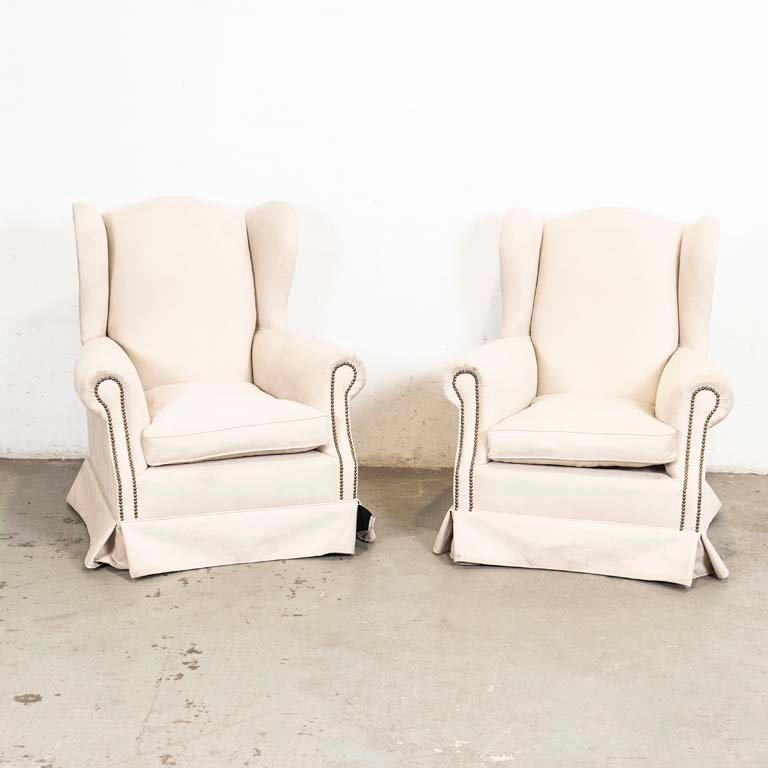 Lote anterior: Sillas de tapicería en tela con tachas y almohadones