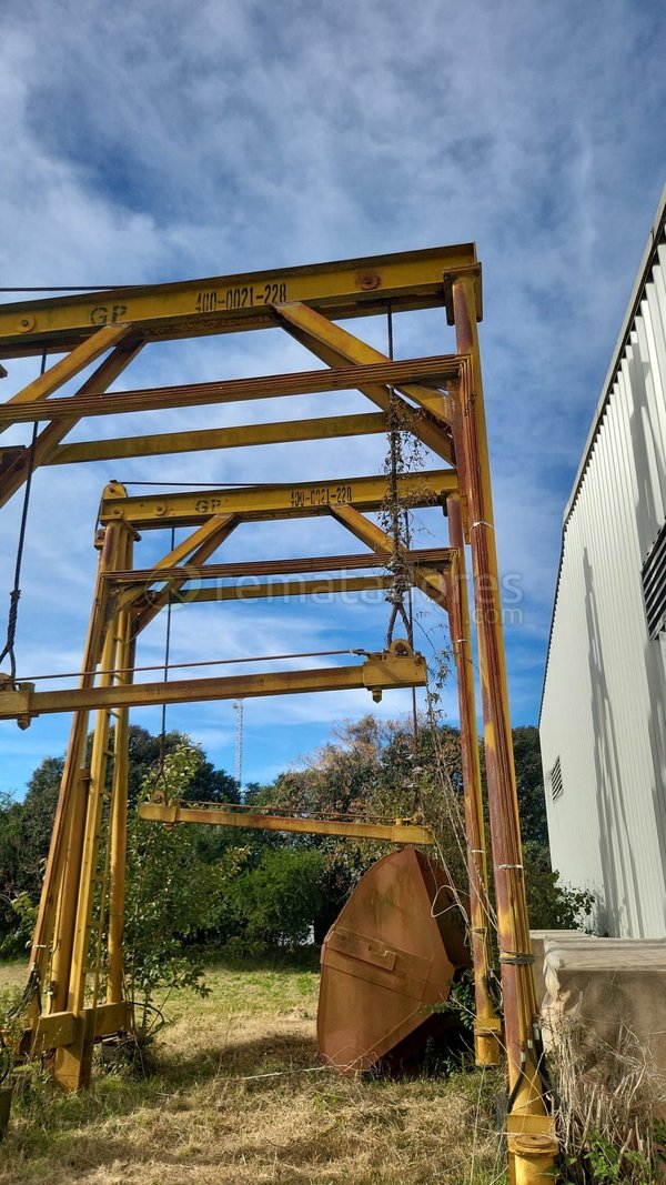 Estructura Metálica Industrial Amarilla con Placa GP