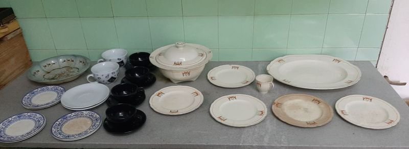 Juego de Loza Inglesa: Tazas, Platos y Bowls