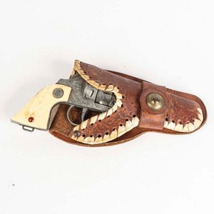 Juego de cowboy compuesto por canana y revolver  - imagen 2